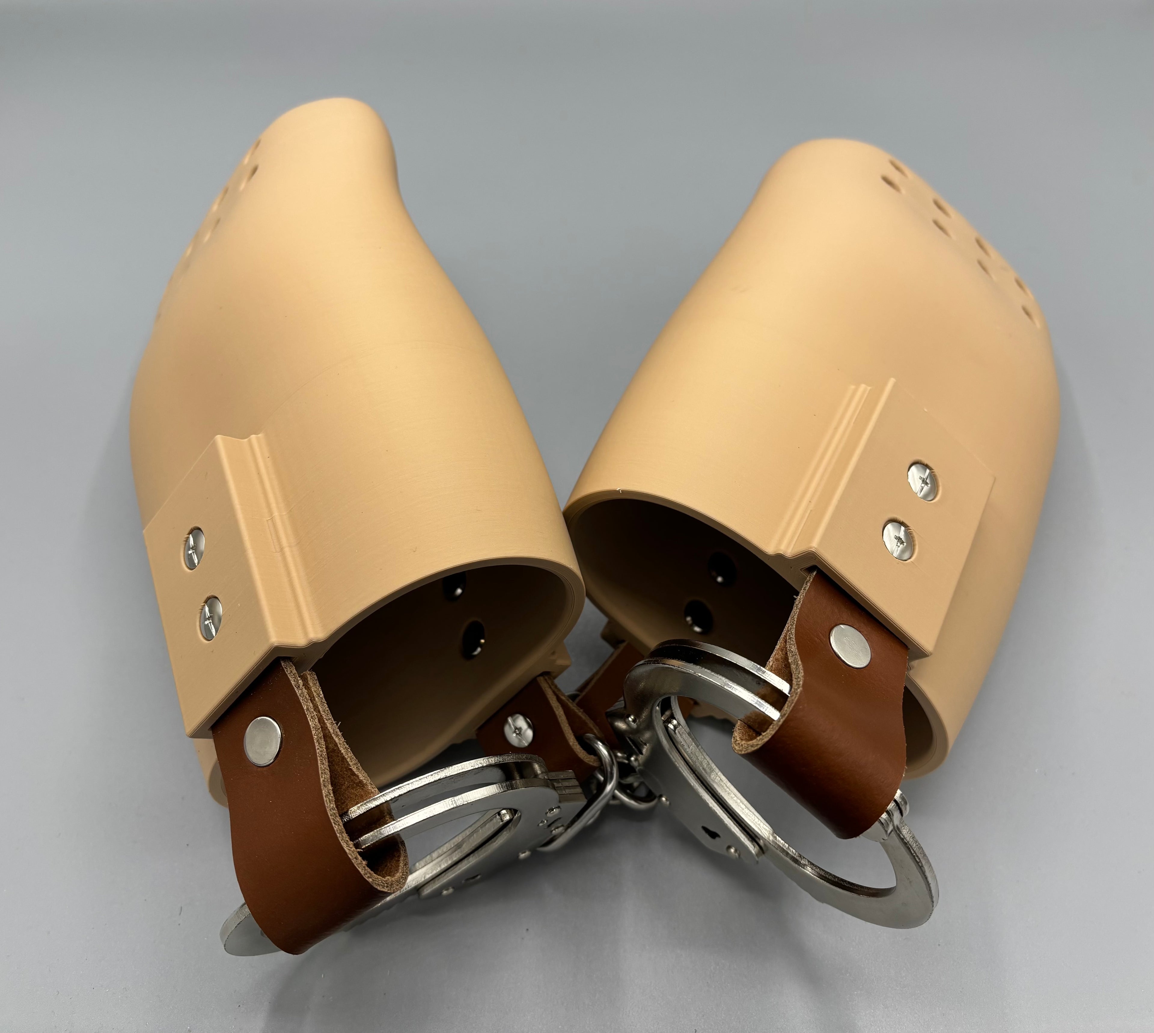 Hard Shell Bondage Restraint Mitts für Standard Handschellen